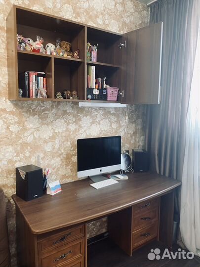 Компьютерный стол с новесной полкой и тумбочками