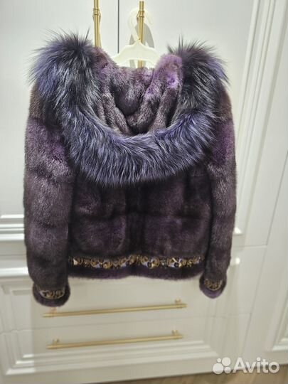 Шуба с капюшоном бомбер