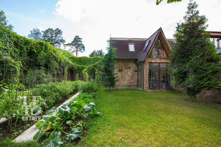 Дом 310 м² на участке 15 сот.