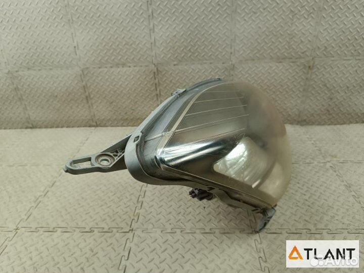 Фара передняя правая toyota isis