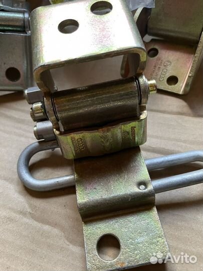 Петля передняя Audi A4 B5/Passat B5