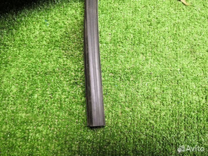 Уплотнитель стекла двери передний правый Toyota