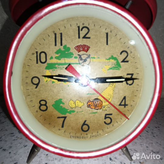 Винтажные часы-будильник времён СССР