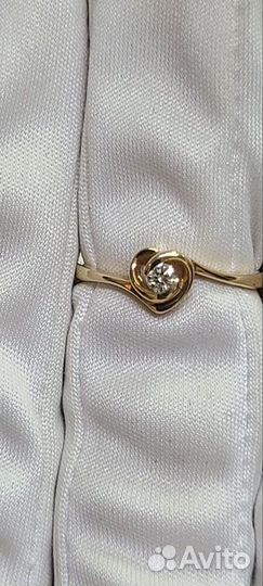 Золотое кольцо с бриллиантом 16,5р
