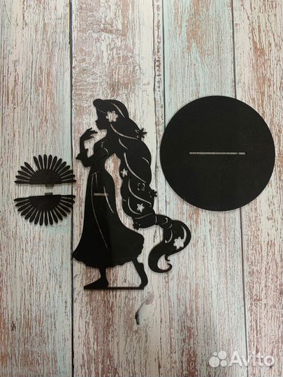 Салфетница деревянная девушка