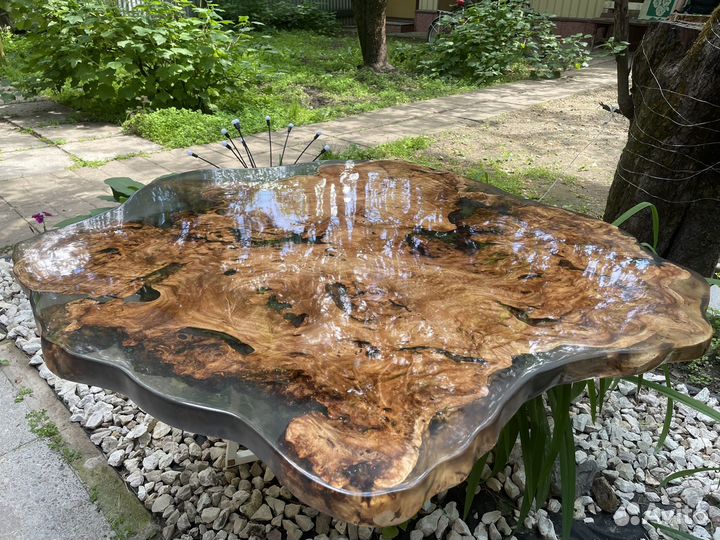 Стол из массива дерева