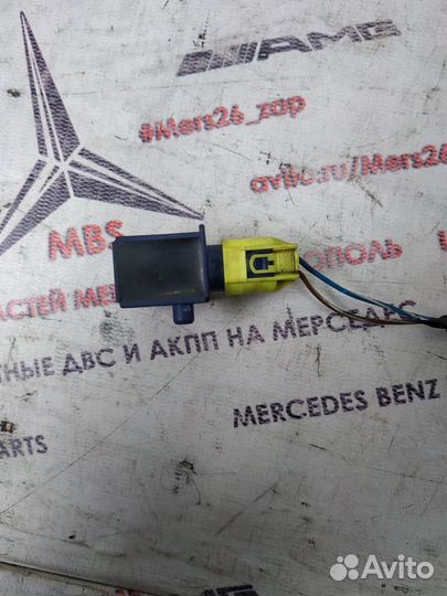 Датчик подушки безопасности w212 Mercedes