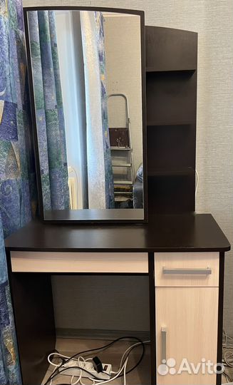 Туалетный столик с зеркалом