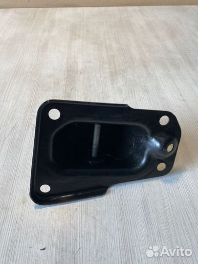 Кронштейн рычага задний правый Skoda Octavia A5