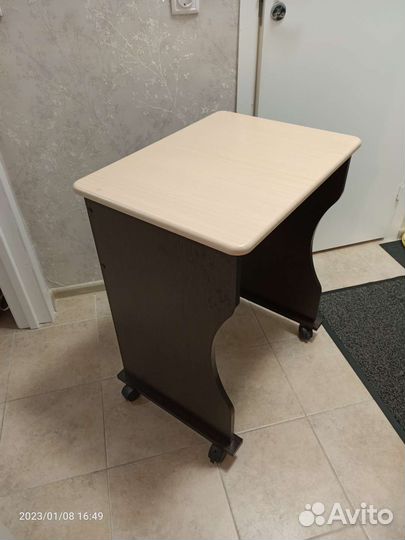 Компьютерный столик на колесиках