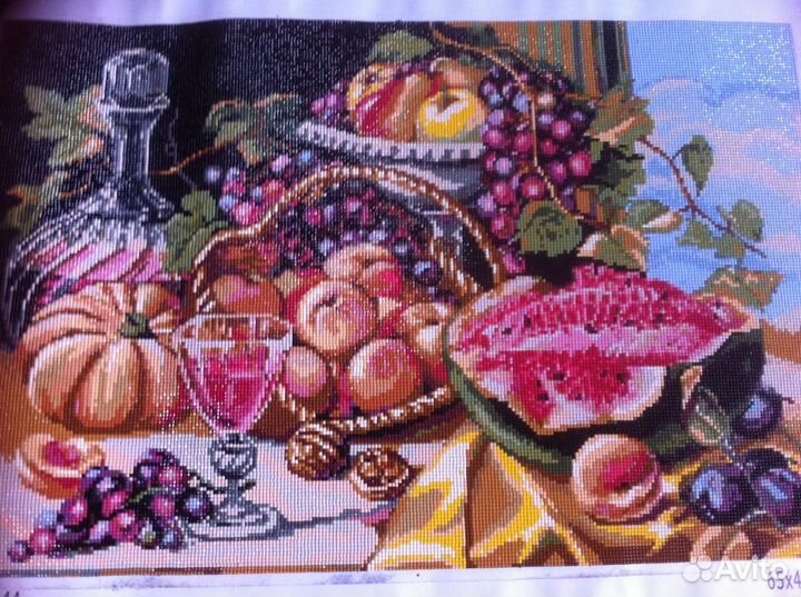 Готовые картины выложены стразами