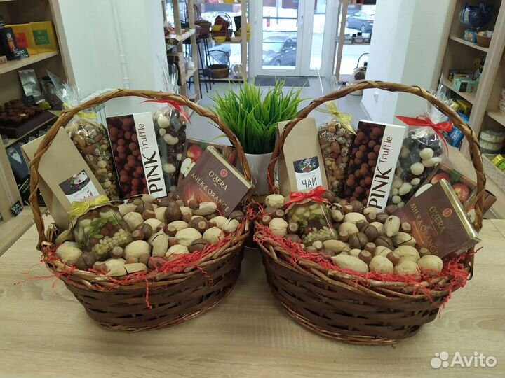 Корзины фрукты, мед, орехи, сладости, чай