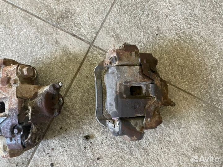 Суппорт задний Toyota Land Cruiser 200 4.7 2UZ-FE