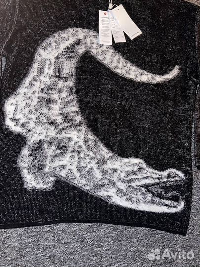 Свитер lacoste на руках