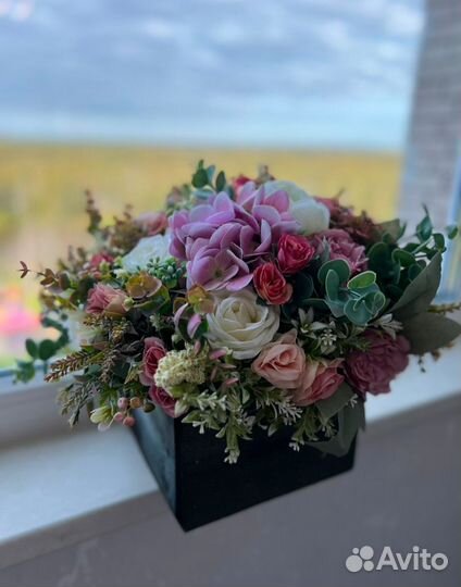 Композиция из искусственных цветов