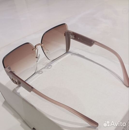 Солнцезащитные очки женские брендовые