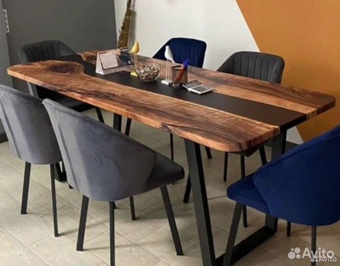 Стол кухонный обеденный 'Evanescent Enemy'