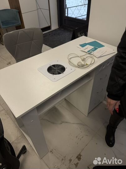 Маникюрный стол с вытяжкой