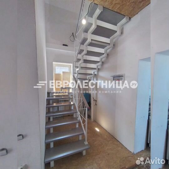 Лестница на металлическом каркасе
