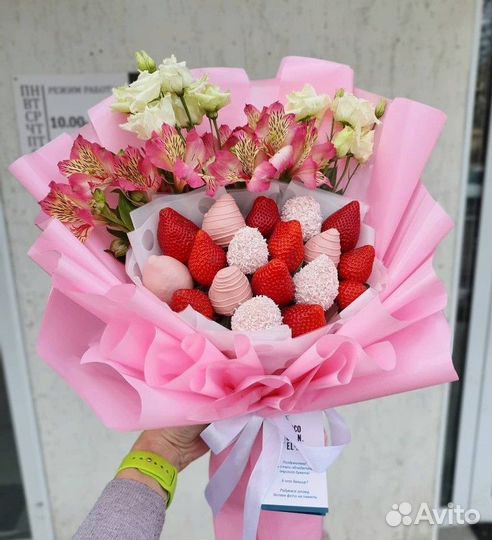 Клубника в шоколаде с цветами