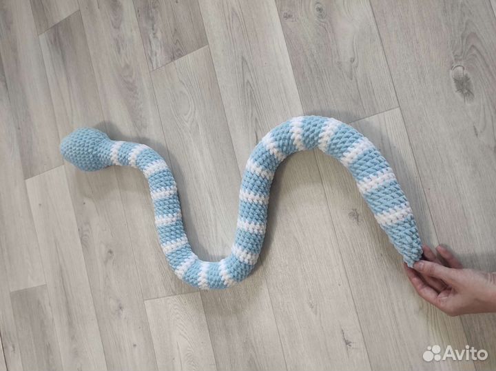 Вязаная игрушка змея