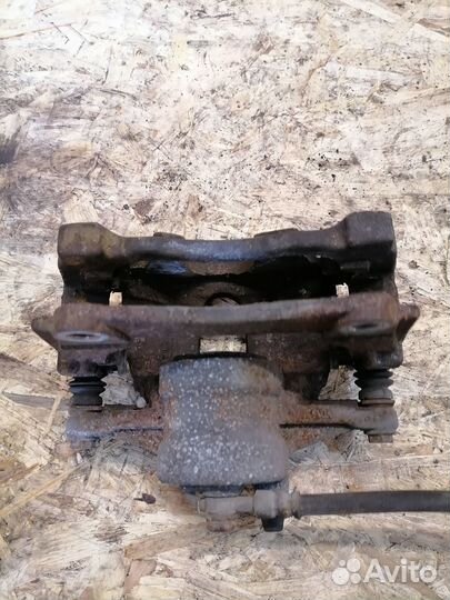 Суппорт передний левый Toyota Avensis T25