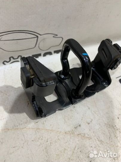 Петля замка двери багажника Nissan Terrano D10