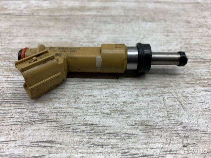 Форсунка топливная Toyota Avensis универсал