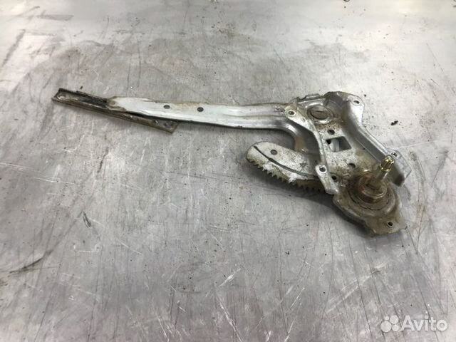 Стеклоподъемник механический задний левый Nissan