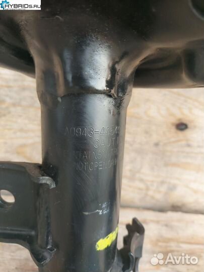 Стойка амортизатора передняя Toyota Prius 3 ZVW30