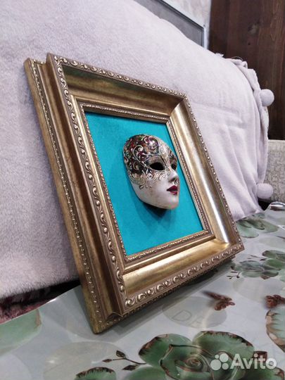Венецианская маска в рамке