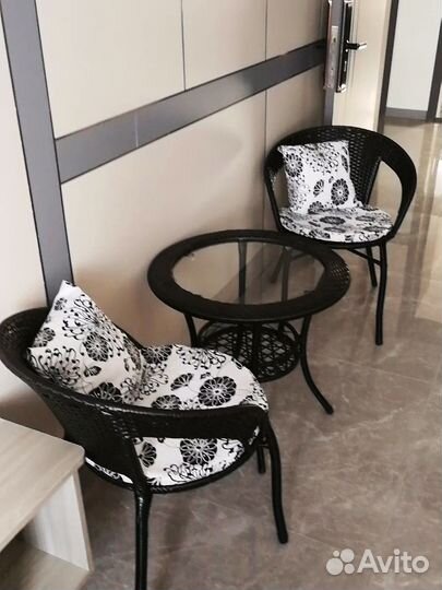 Набор плетеной мебели с подушками