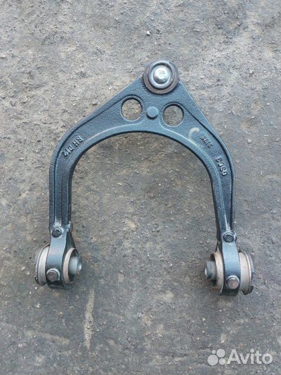 Рычаг передний верхний крайслер 300с