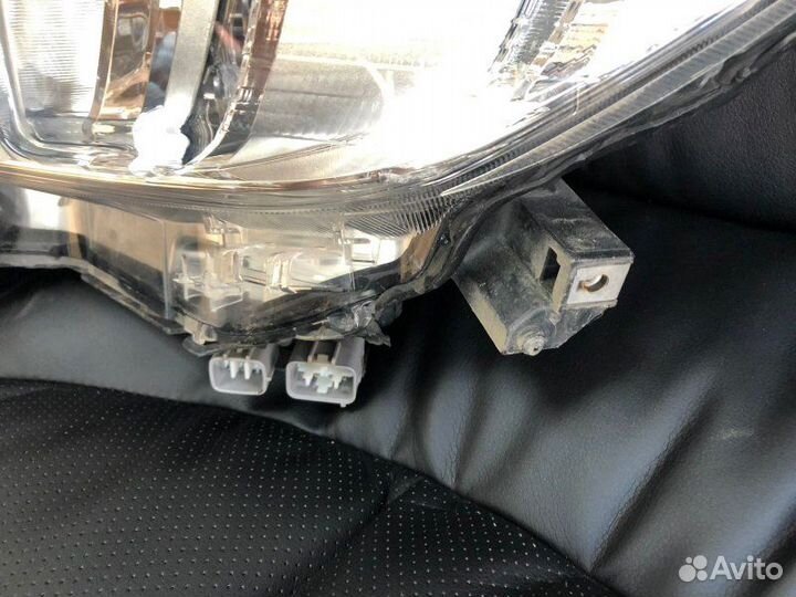 Фара галогеновая передняя правая Toyota Land