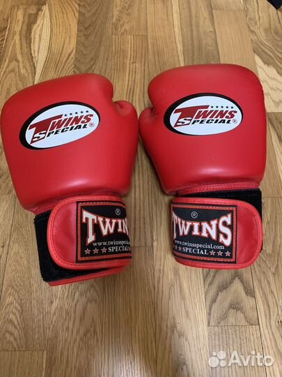 Боксерские перчатки twins 12 oz