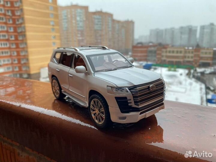 Модель металлическая Toyota Land Cruiser 200 белый