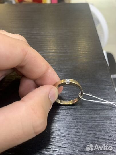 Кольцо с бриллиантом