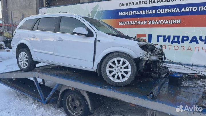 Стекло кузовное глухое правое Opel Astra (H) 51616
