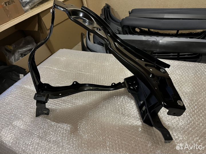 Правый кронштейн фары Mercedes W212 дорестайлинг