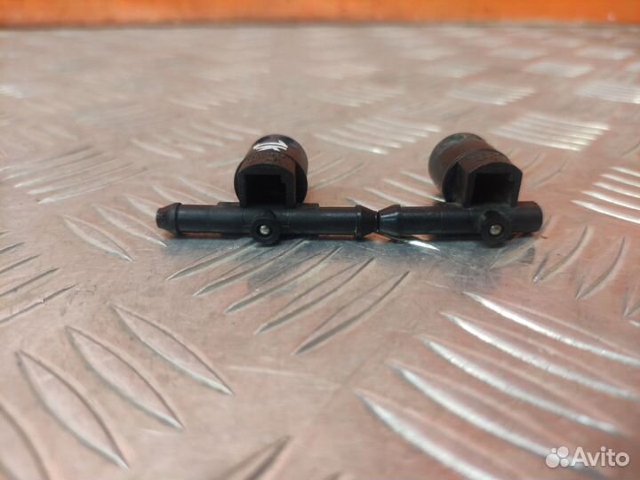 Форсунка стеклоомывателя передняя левая Opel