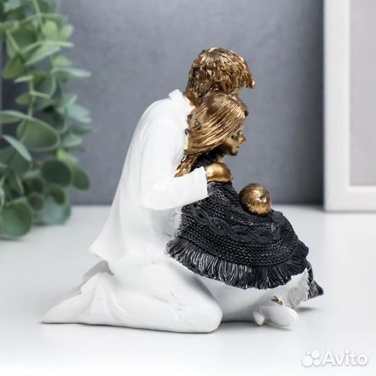 Сувенир полистоун 'Папа, мама и ребёнок в белой од