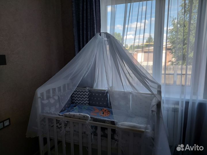 Детская кроватка с маятником и ящиком