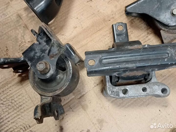 Опора двигателя Mitsubishi Lancer 10 2.0