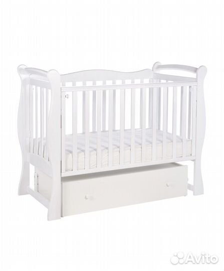 Детская кроватка с маятником и ящиком