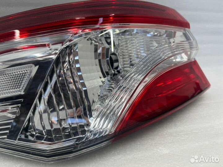 Фонарь наружный задний левый Toyota Camry V70/V75