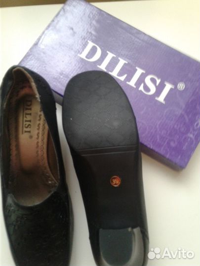 Мужской костюм, женское платье и туфли