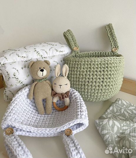 Вязаные корзинки для детской кроватки
