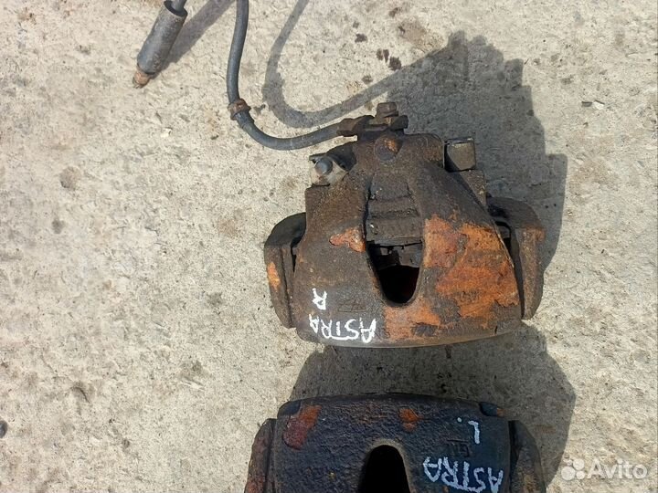 Тормозной суппорт передний Opel Astra H