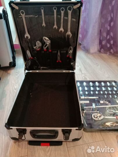 Набор инструментов в чемодане