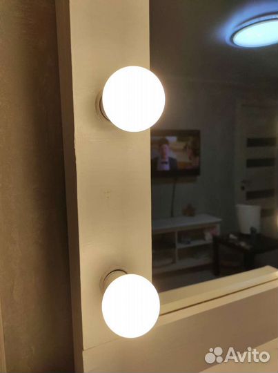 Гримерное зеркало с лампочками настольное